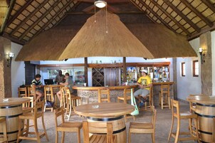 Bar junto a la piscina