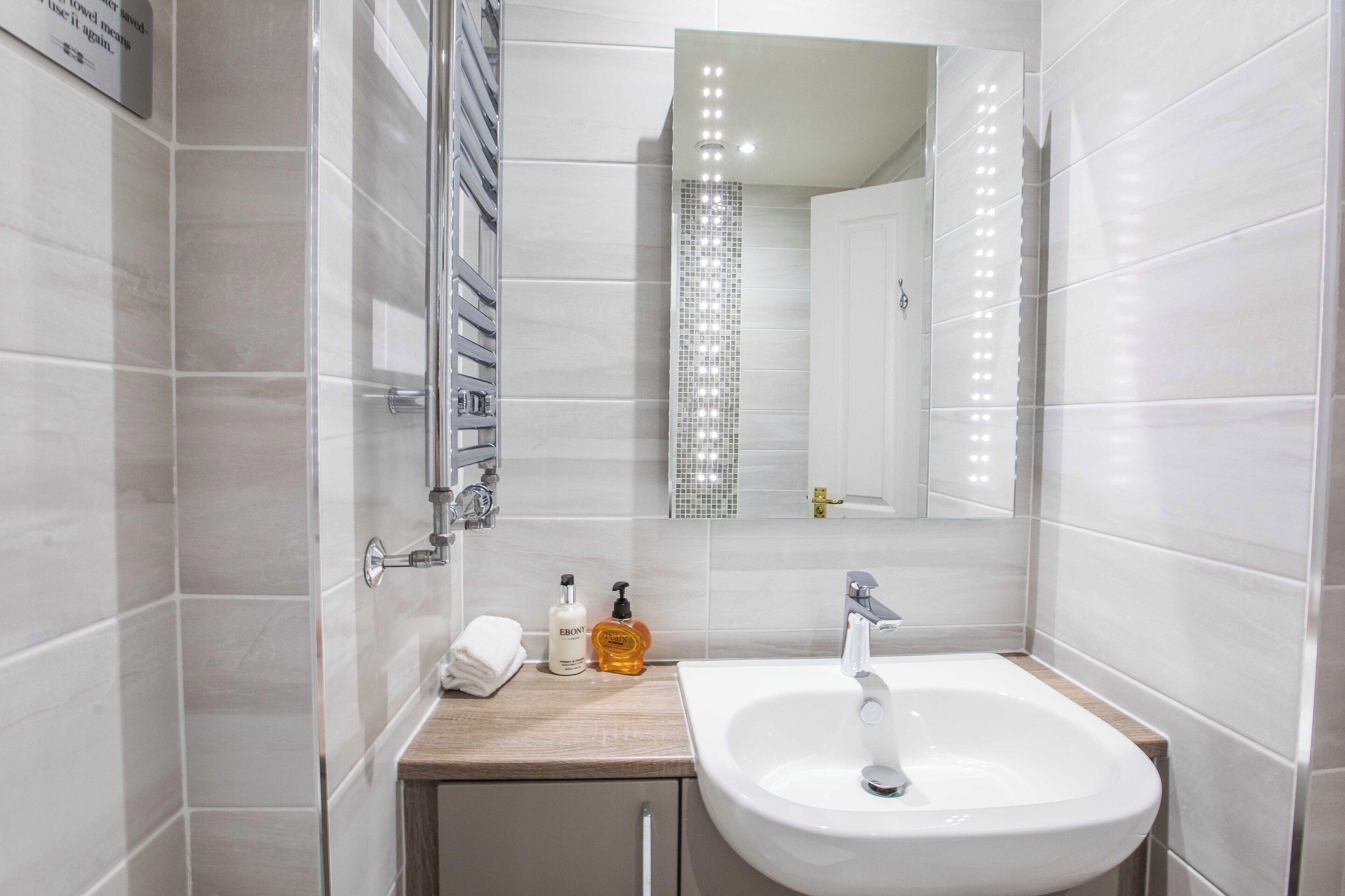 combined shower/bathtub, free toiletries, hair dryer, towels