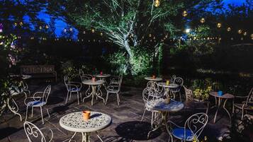 Bagian depan properti - sore/malam