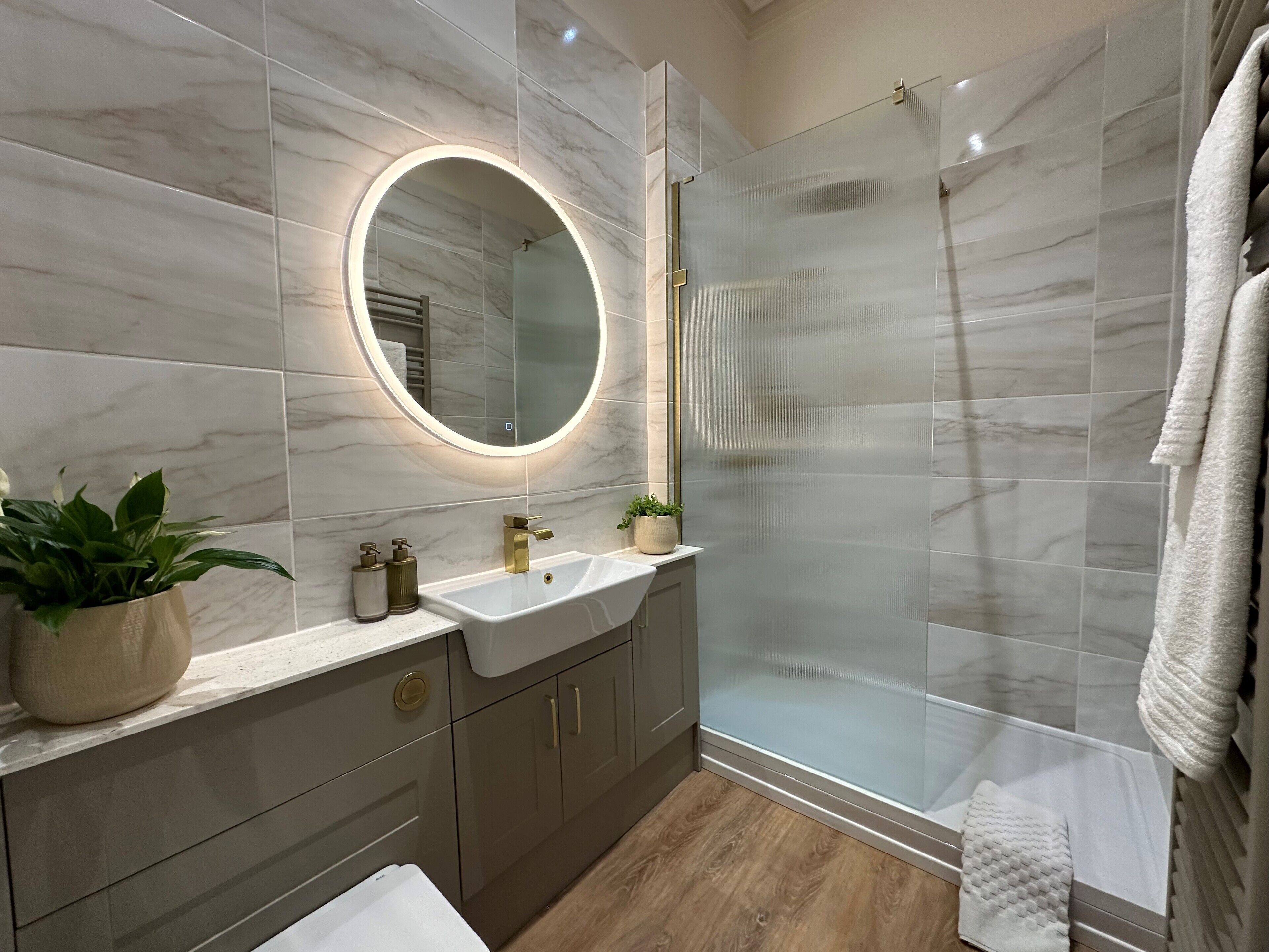 luxury suite | bathroom | combined shower/bathtub, free toiletries, hair dryer, towels