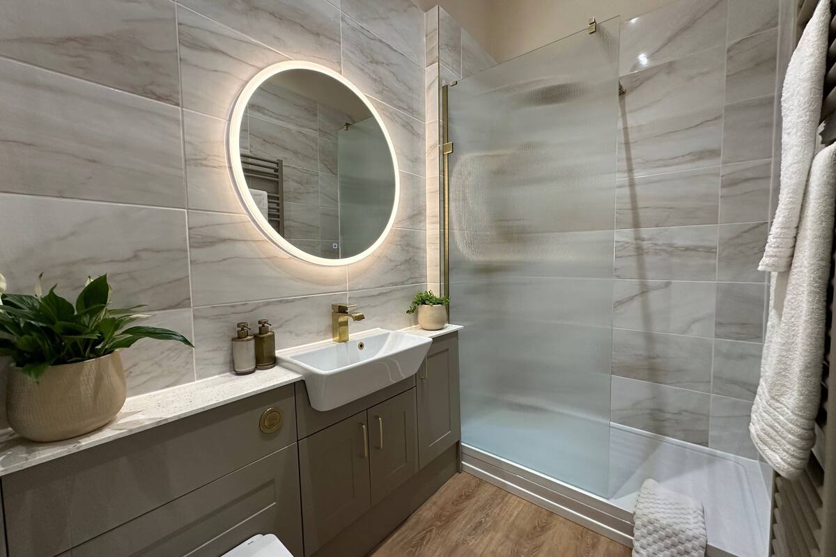 luxury suite | bathroom | combined shower/bathtub, free toiletries, hair dryer, towels