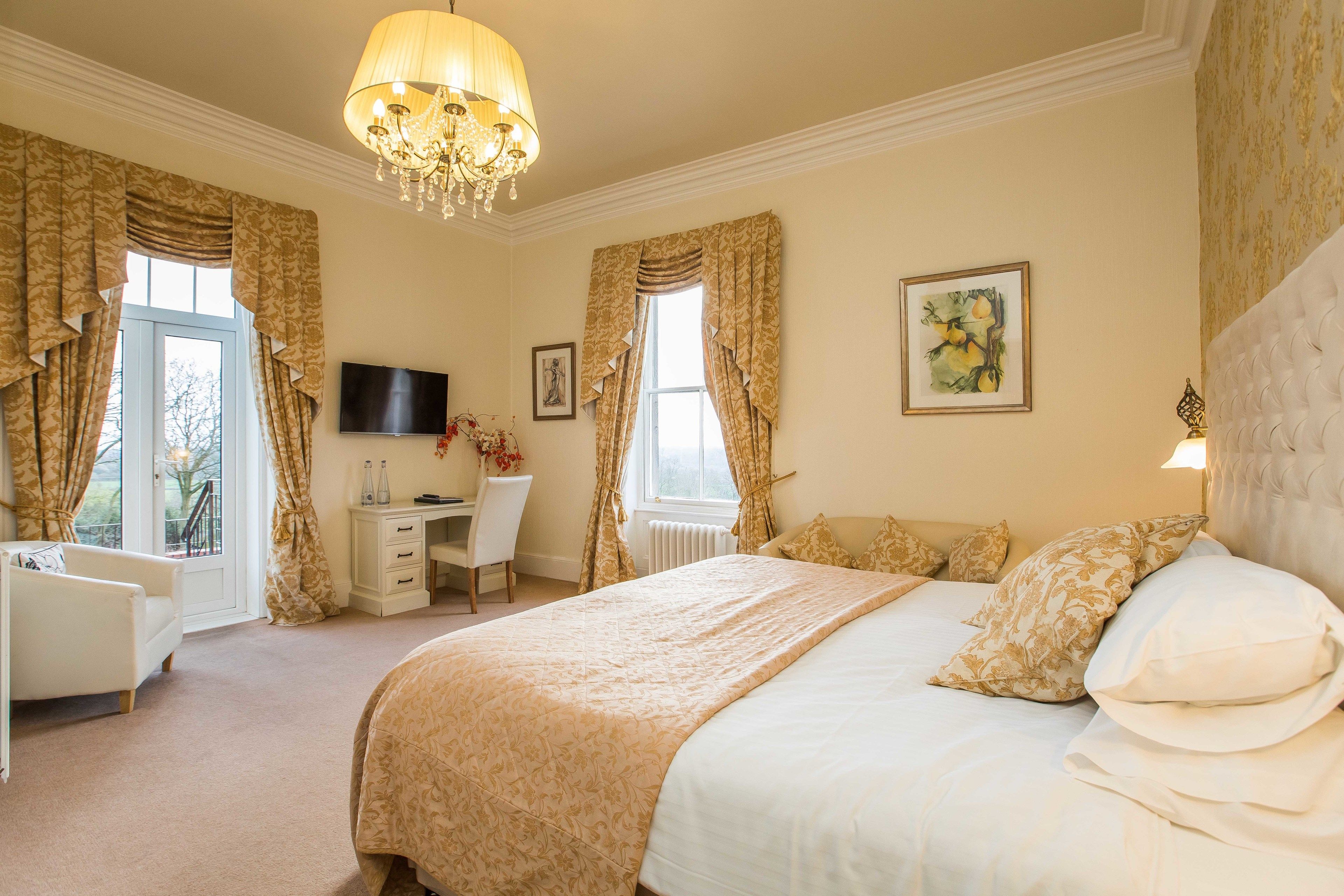 luxury suite | 1 bedroom, iron/ironing board, free wifi, bed sheets