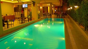 Outdoor pool, pool umbrellas, pool loungers - Caligo Apart Hotel (Alanya)