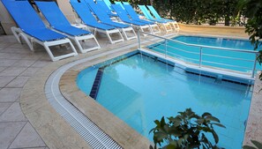 Utendørsbasseng, bassengparasoller og solsenger