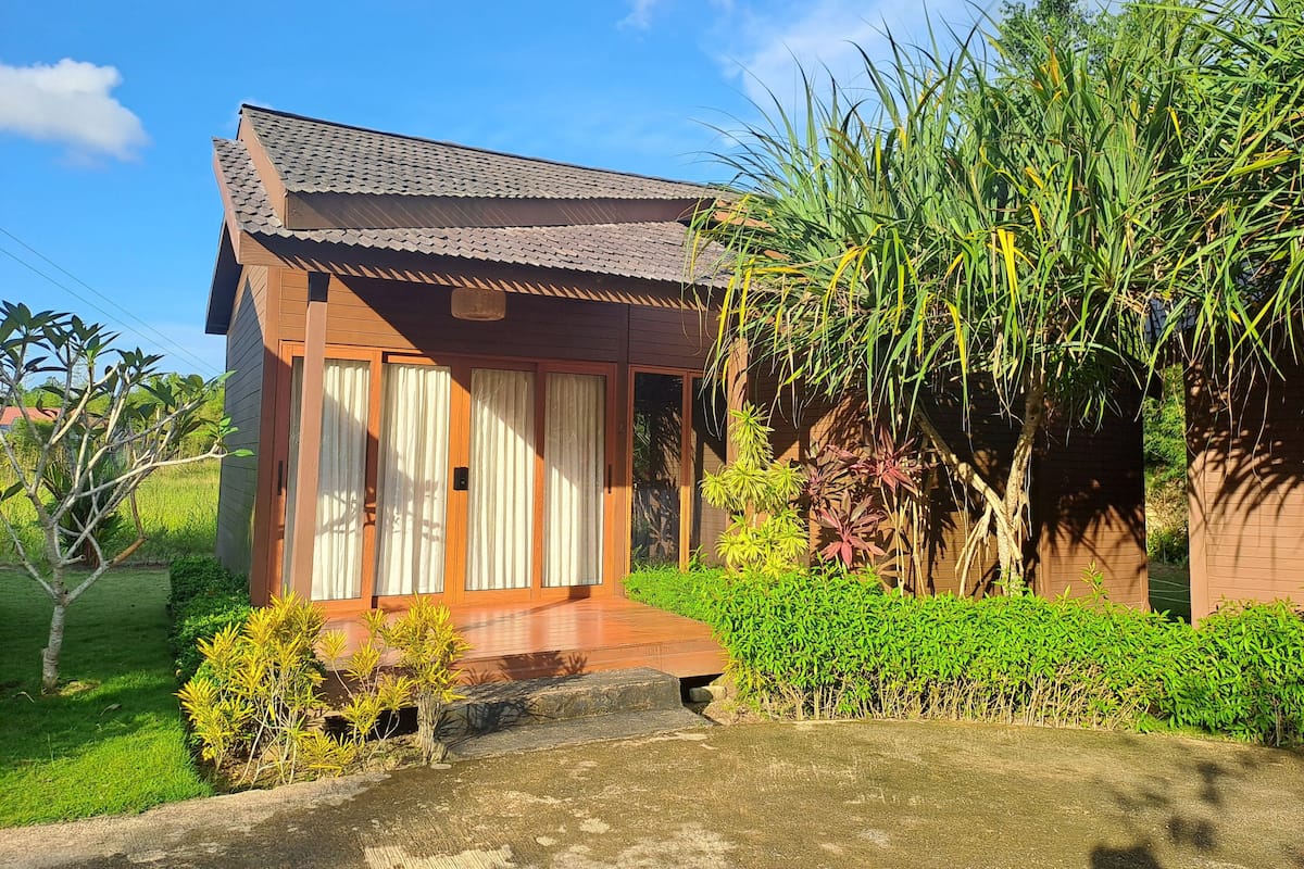 Senior Single Room | 1 bedroom, minibar, in-room safe, desk