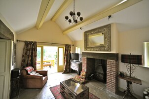 村舍, 2 间卧室, 山谷景观 | 客厅 | 平板电视