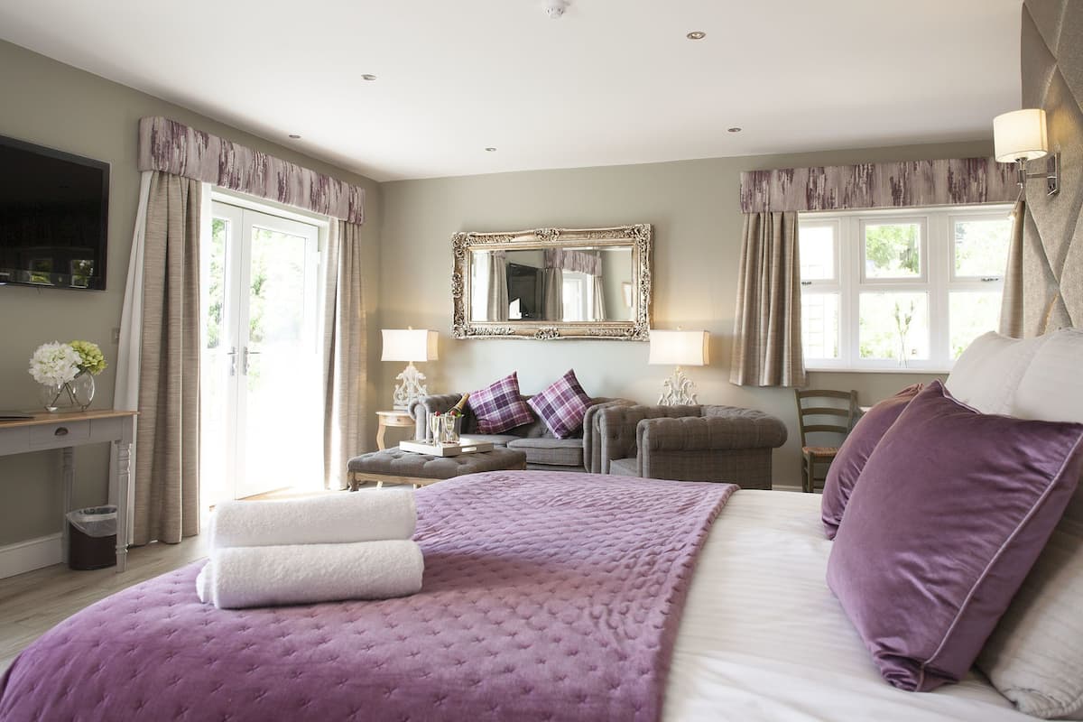 Luxury Studio Suite, 1 King Bed, Valley View | Desk, iron/ironing board, free WiFi, bed sheets