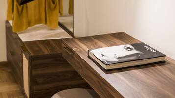 Quarto quádruplo superior, 2 quartos, sacada, vista para a cidade | Roupas de cama premium, camas com colchões pillow-top