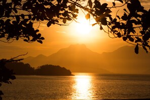 Aan het strand, wit zand