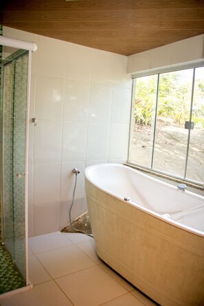 Tweepersoonskamer | Badkamer | Een aparte badkuip en douche, een bubbelbad, handdoeken