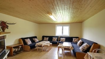 Cabin, Multiple Bedrooms, Kitchen | 1 bedroom, in-room safe, free cots/infant beds, bed sheets
