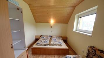 Cabin, Multiple Bedrooms, Kitchen | 1 bedroom, in-room safe, free cots/infant beds, bed sheets