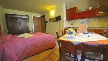 1 bedroom, Egyptian cotton sheets, premium bedding, down comforters