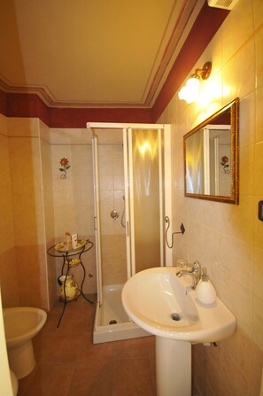 Een douche, gratis toiletartikelen, handdoeken