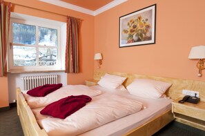 Standard-Doppelzimmer | Allergikerbettwaren, Minibar, Zimmersafe, Verdunkelungsvorhänge