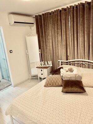 Apartment, "Daniel", 1 Bedroom | 高級寢具、客房內保險箱、書桌、隔音