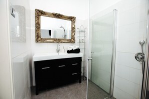 apartment ,"Tevel",1 bedroom | Ducha del cuarto de baño