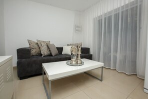 apartment ,"Tevel",1 bedroom | Ropa de cama de alta calidad y caja de seguridad en la habitación 