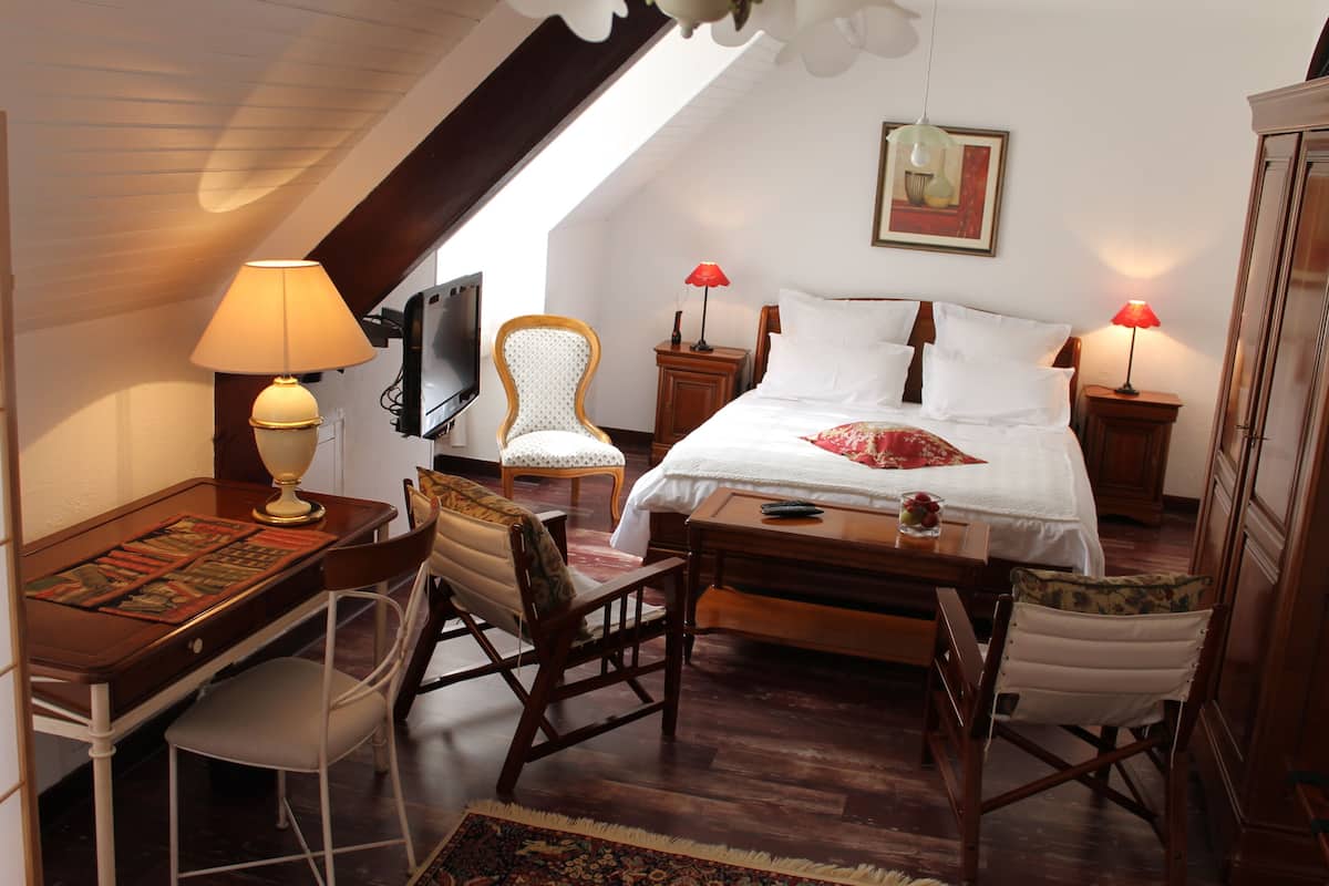 Comfort Room, 1 King Bed, Club lounge access, Park View | Laptop workspace, blackout curtains, free WiFi, bed sheets