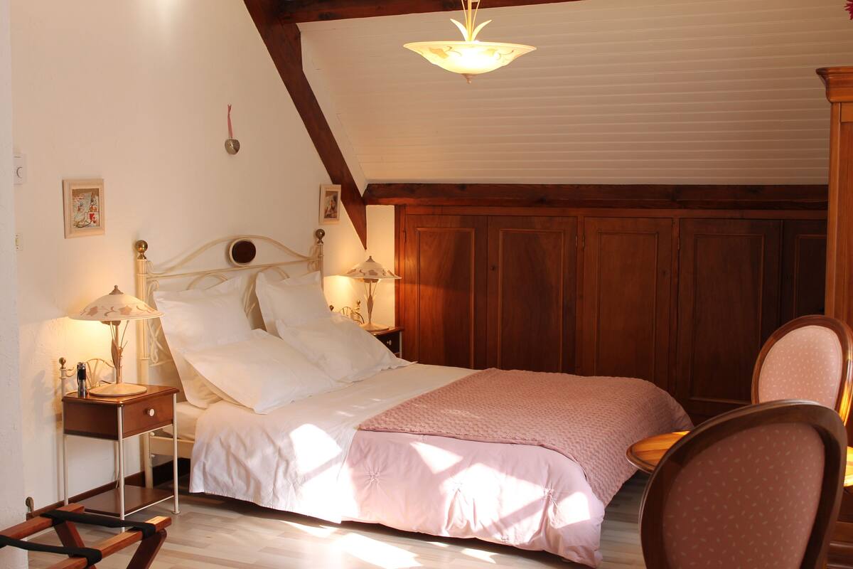 Traditional Room | Laptop workspace, blackout curtains, free WiFi, bed sheets