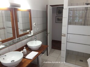 Apartment | Bathroom | Separate bathtub and shower, free toiletries, hair dryer, towels