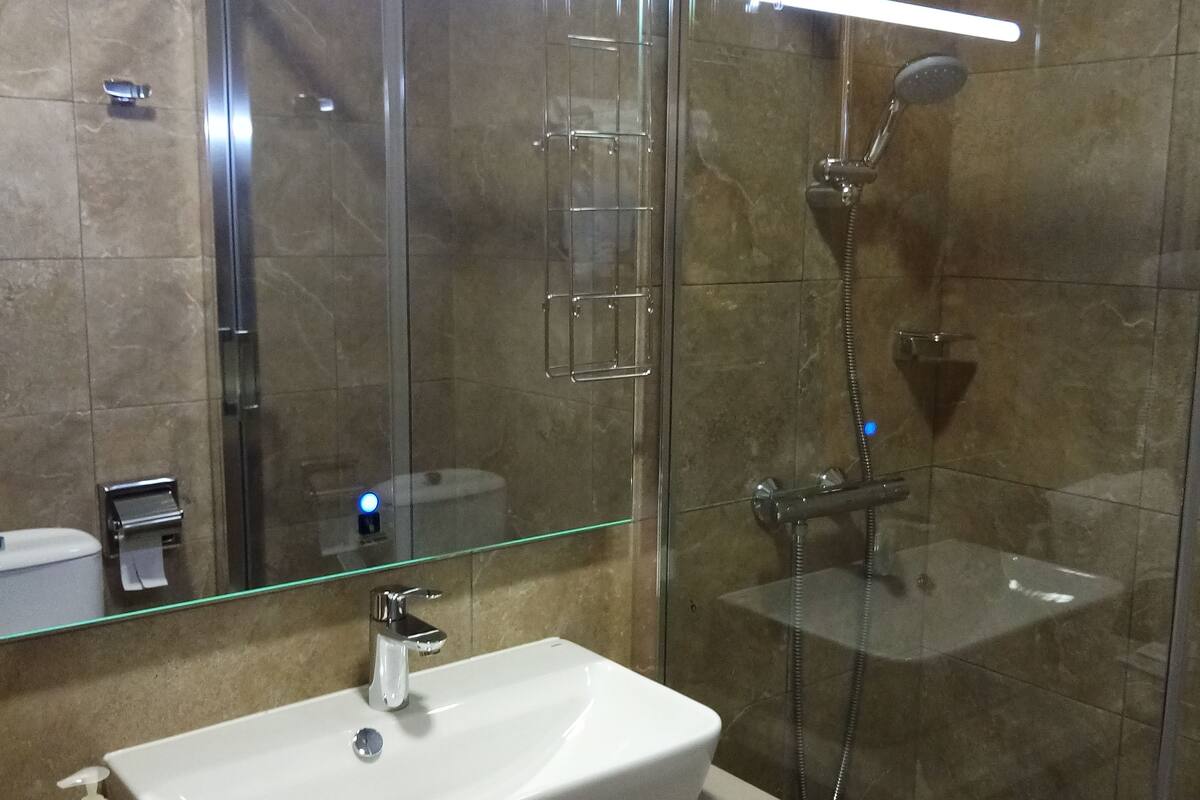 triple room | bathroom | hair dryer, towels