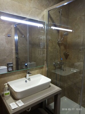 Triple Room | Bathroom | Hair dryer, towels - Hotel Yeste (Yeste)