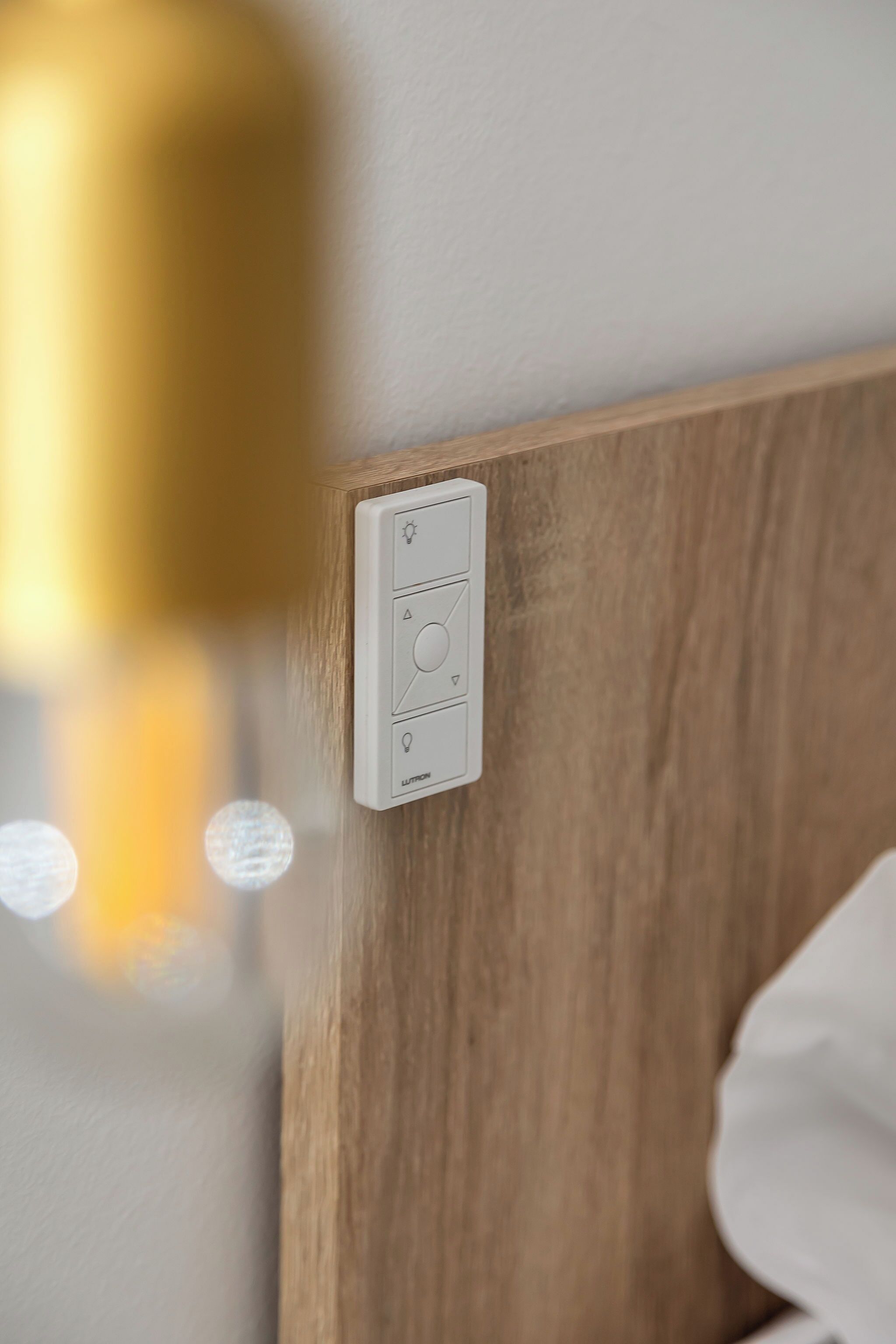 Panel de control en una pared de madera, probablemente para regular la iluminación o la temperatura.