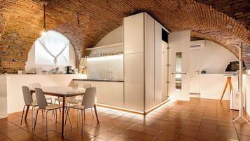 Habitación doble de uso individual | Área de sala de estar | Televisión de pantalla plana de 49 pulgadas con canales por cable