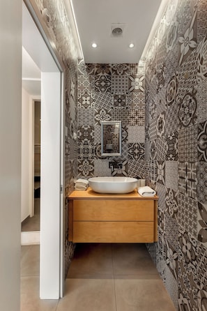 Design Apartment, 1 Bedroom, Non Smoking | Bathroom | Shower, free toiletries, hair dryer, towels
