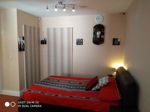 Suite estudio Deluxe, 1 cama matrimonial, baño en la habitación, planta baja | 1 habitación, ropa de cama de alta calidad, minibar y escritorio 