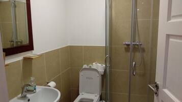 Deluxe Studio Suite, 1 Double Bed, Ensuite, Ground Floor | Bathroom | Shower, rainfall showerhead, free toiletries, hair dryer