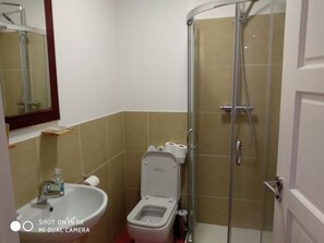 Deluxe Studio Suite, 1 Double Bed, Ensuite, Ground Floor | Bathroom - CitiVille Cork City (Cork)