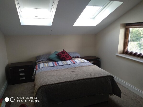 1 chambre, literie de qualité, minibar, bureau