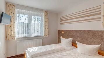 Family Room | Minibar, desk, free WiFi, bed sheets