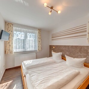 Family Room | Minibar, desk, free WiFi, bed sheets - Pension Wernesgrün (Steinberg)