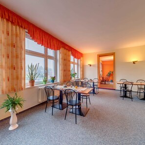 Frukostbuffé varje dag (EUR 7.5 per person)