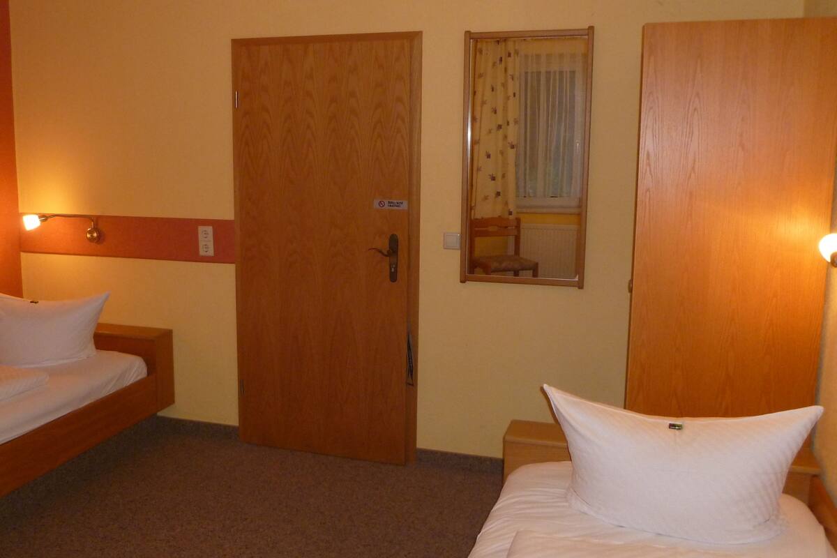 Minibar, escritorio, wifi gratis y ropa de cama