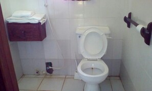 Family Villa | Bathroom | Shower, free toiletries - Rainbow Villas (Malindi)