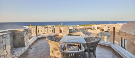 Vila superluxo, 2 quartos, cozinha, vista para o mar | Terraço/pátio