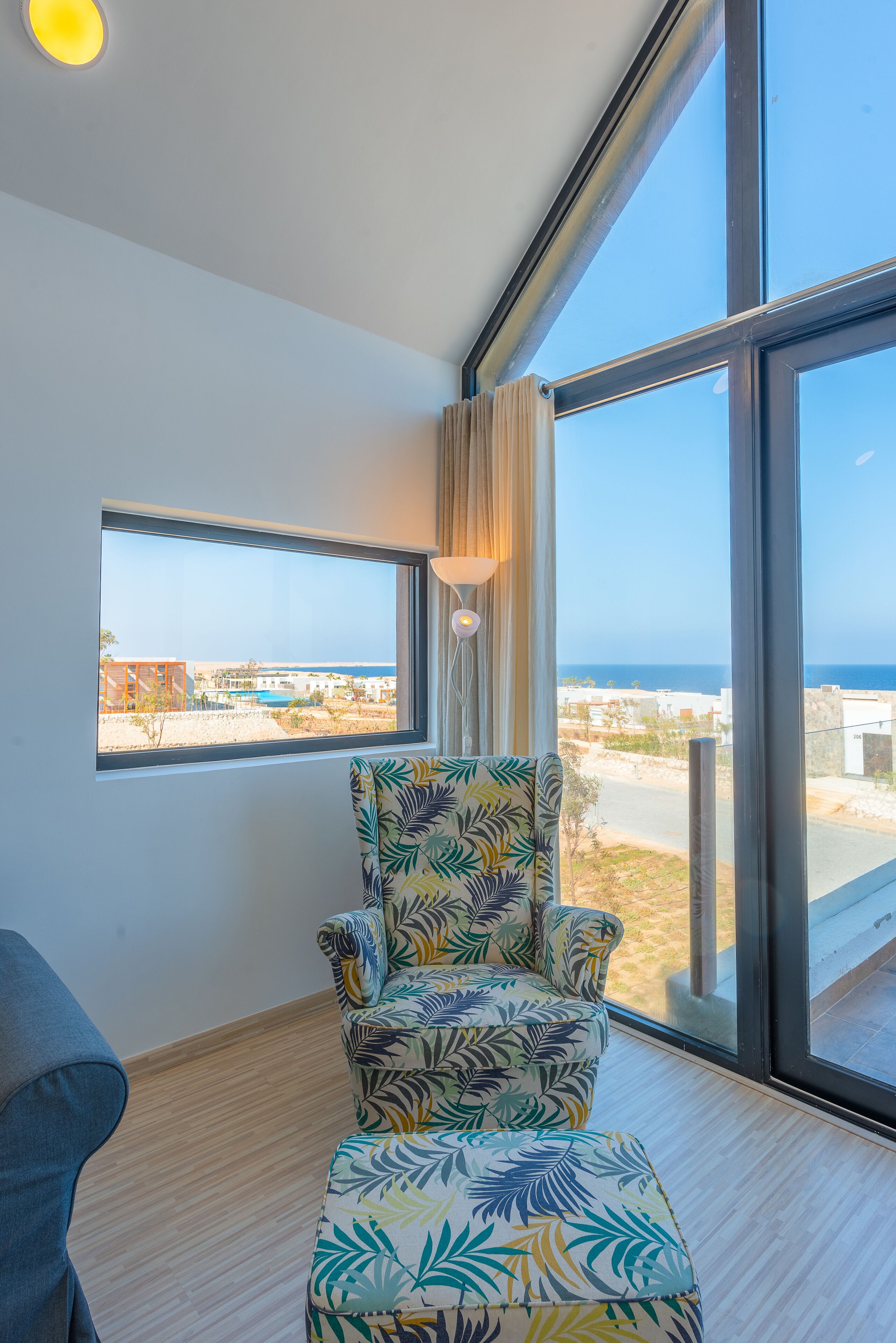 Villa de lujo | Área de sala de estar | Smart TV de 37 pulgadas con canales por cable, televisión y Netflix 