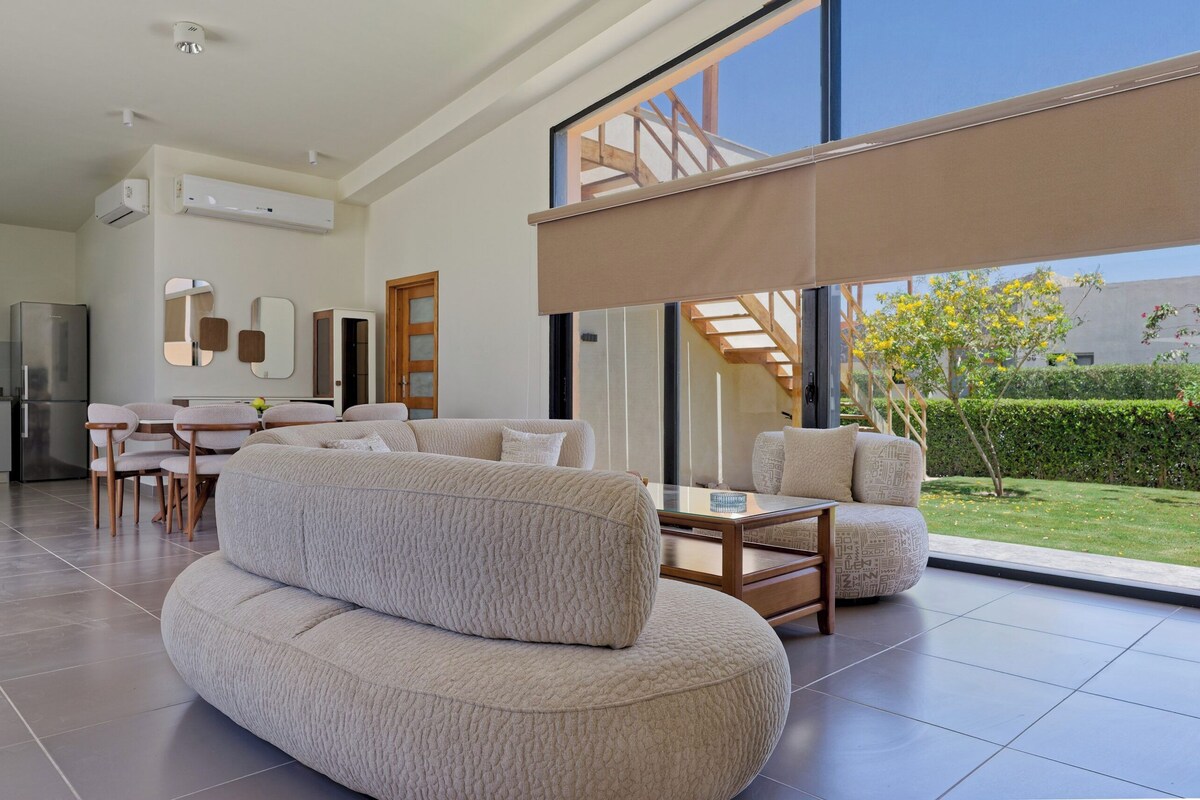 Luxury Villa | Living area | 37-inch Smart TV with cable channels, TV, Netflix