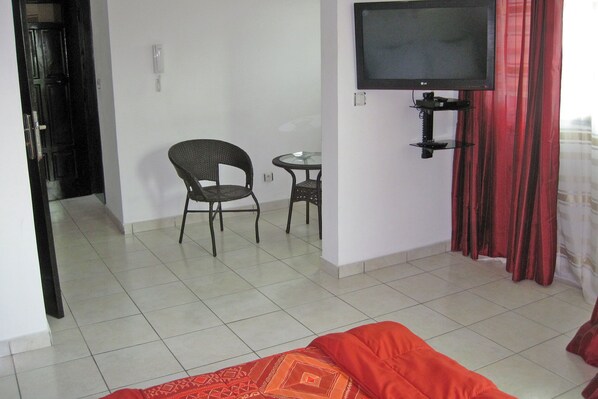 Comfort Studio, City View | In-room safe, desk, WiFi (free), bed sheets - Résidence Emeraude (Abidjan)