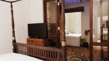 Traditional Suite, Jetted Tub, Courtyard Area | 1 bedroom, premium bedding, in-room safe, desk