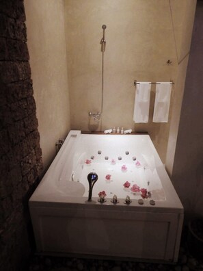Traditional-Suite, Whirlpool, zum Innenhof hin | Badezimmer | Kostenlose Toilettenartikel, Haartrockner, Bidet