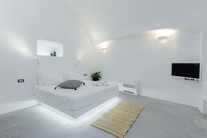 Luxury Apartment | Memory foam beds, in-room safe, free WiFi, bed sheets - Alluvial Santorini Suites (Santorini)