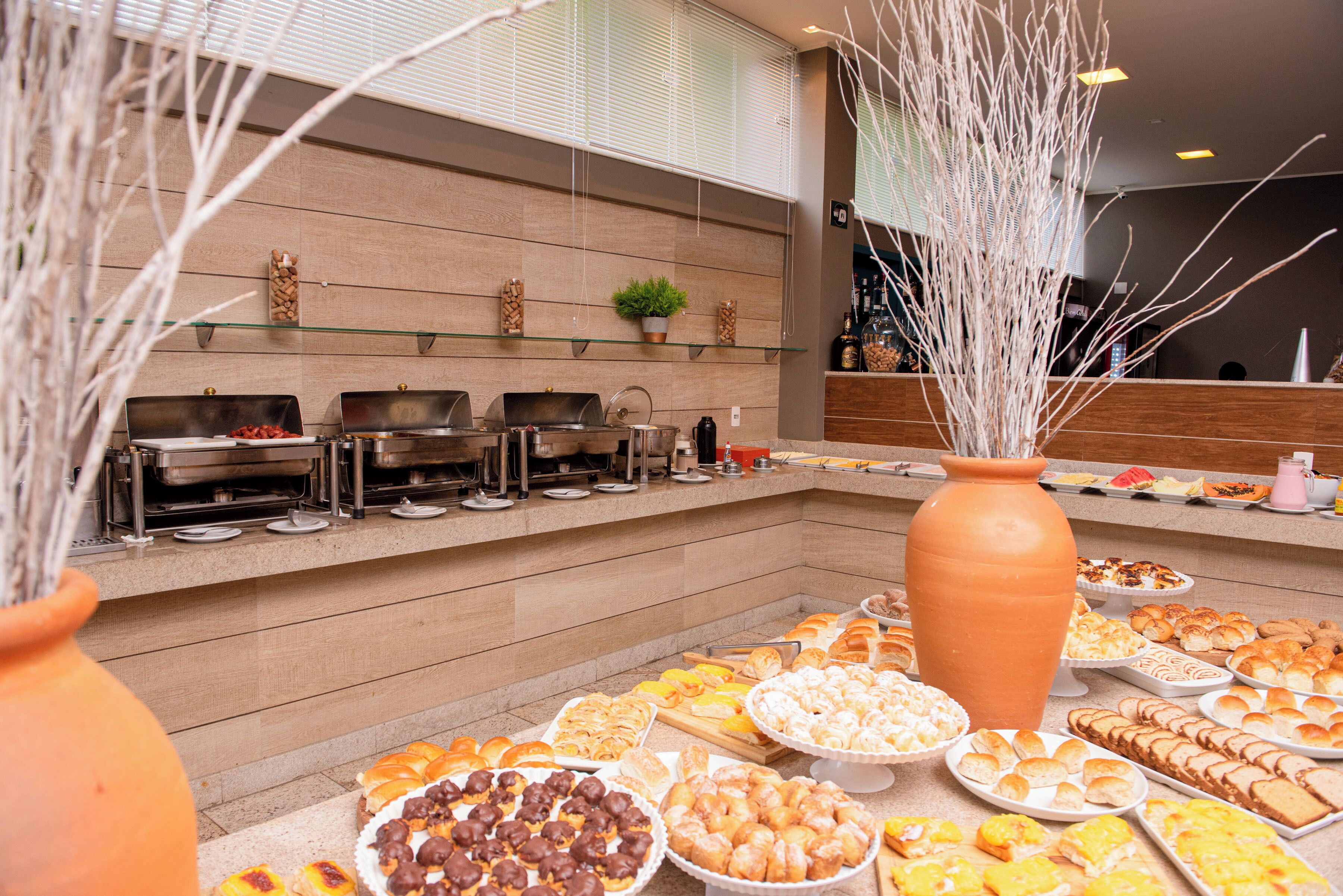 Café da manhã com buffet grátis todos os dias