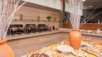 Café da manhã com buffet grátis todos os dias
