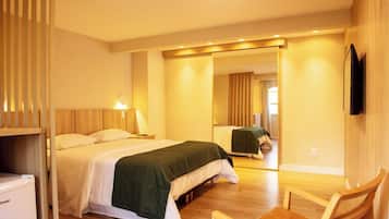 Quarto Duplo com Banheira Hidromassagem | 1 bedroom, minibar, desk, blackout drapes