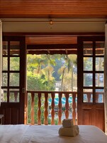 Minibar, escritorio, cortinas blackout y wifi gratis 